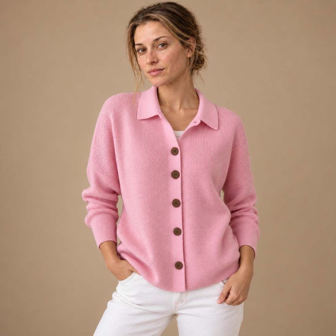 Strikbluse til dame med polokrave og knapper