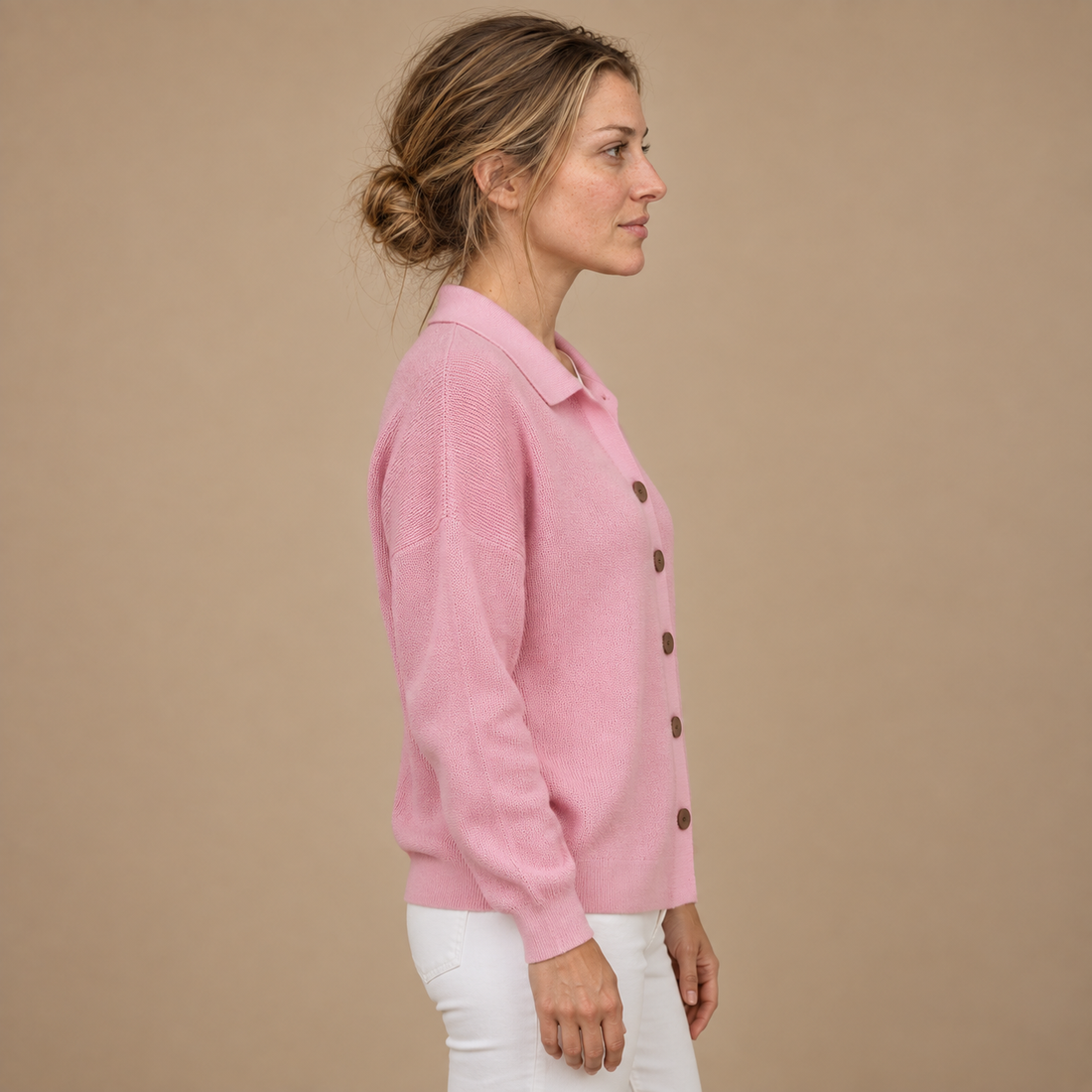 Strikbluse til dame med polokrave og knapper