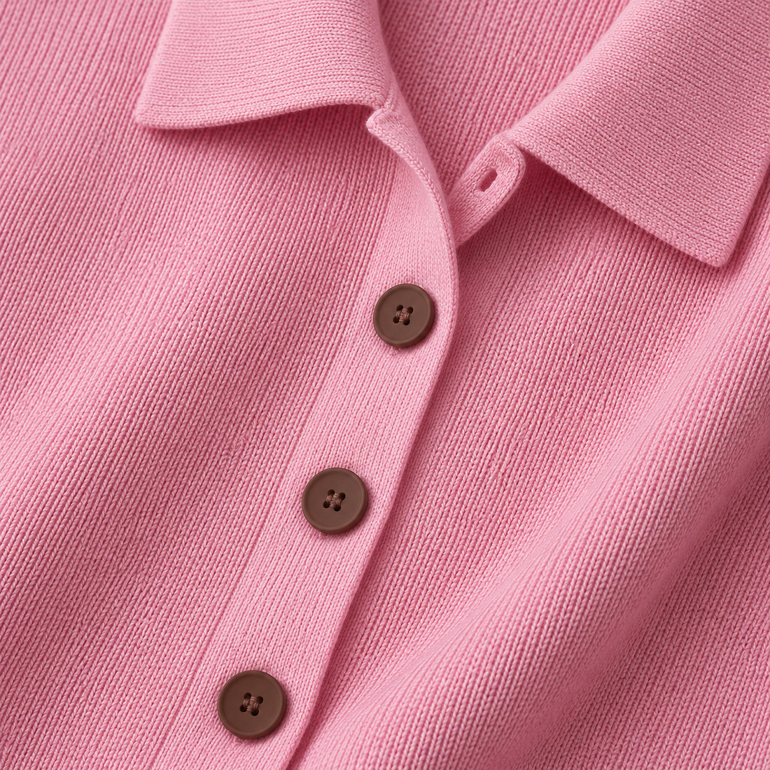 Strikbluse til dame med polokrave og knapper