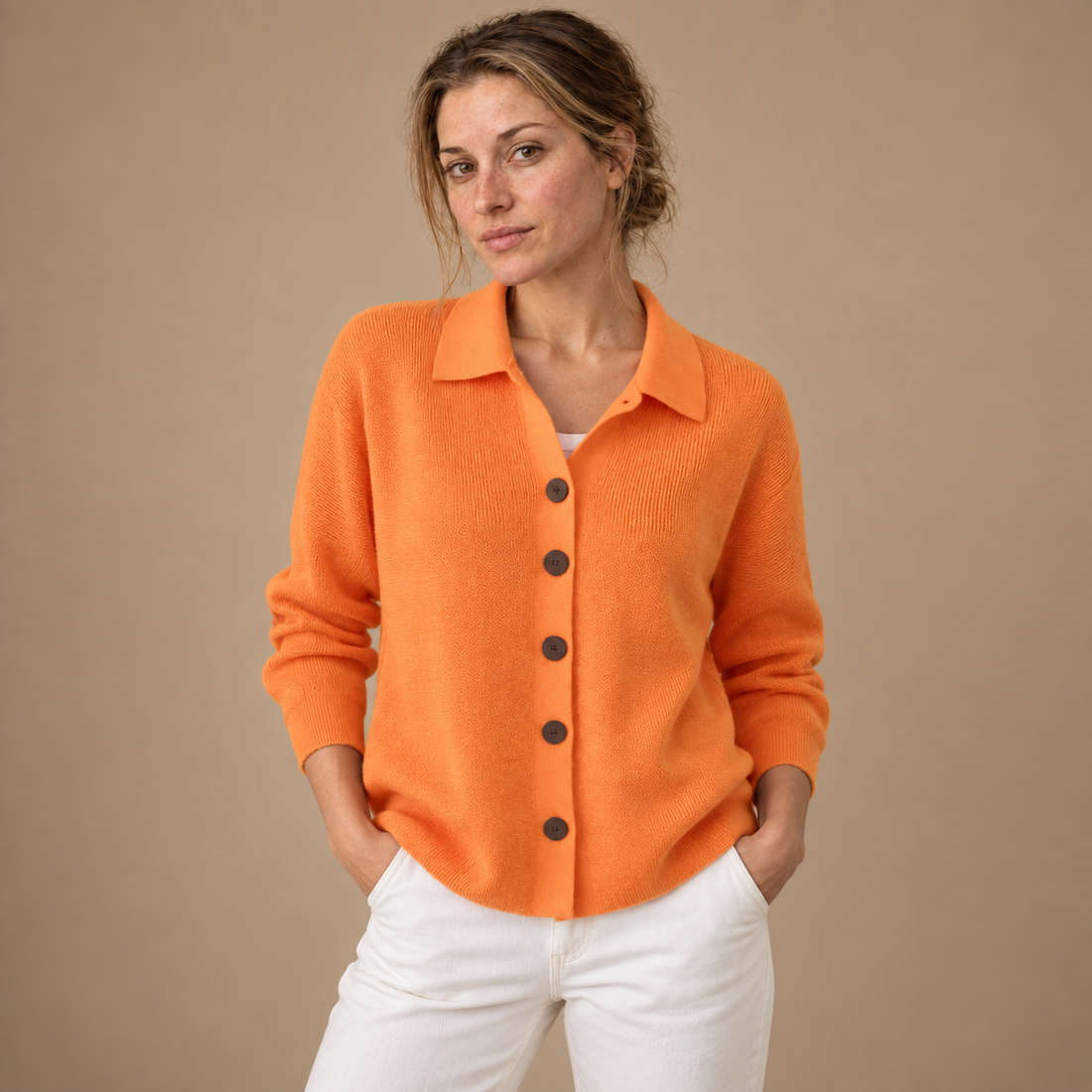 Strikbluse til dame med polokrave og knapper