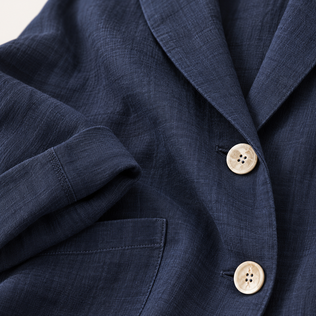 Løstsiddende blazer til dame med opsmøgede ærmer