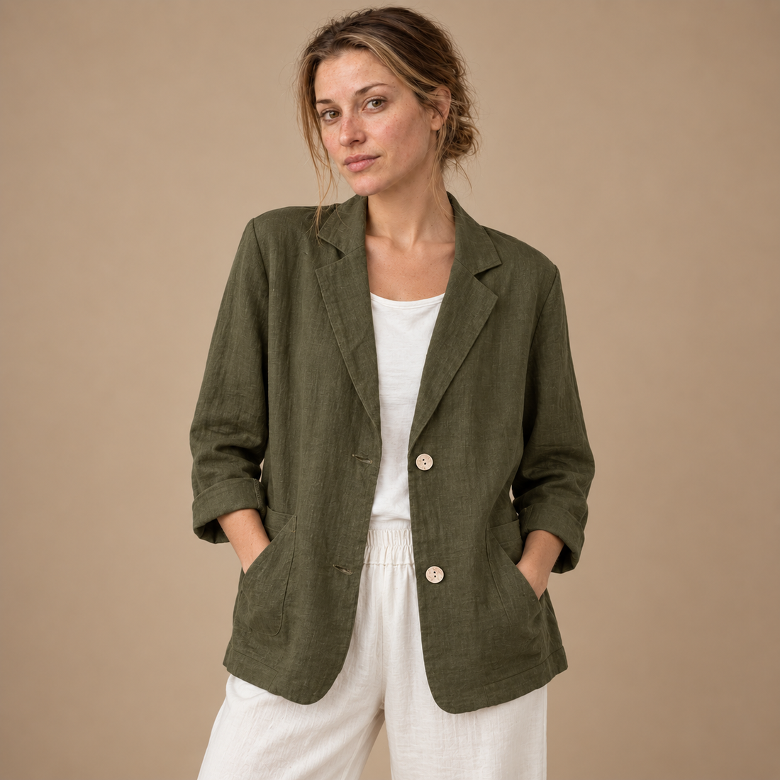 Løstsiddende blazer til dame med opsmøgede ærmer