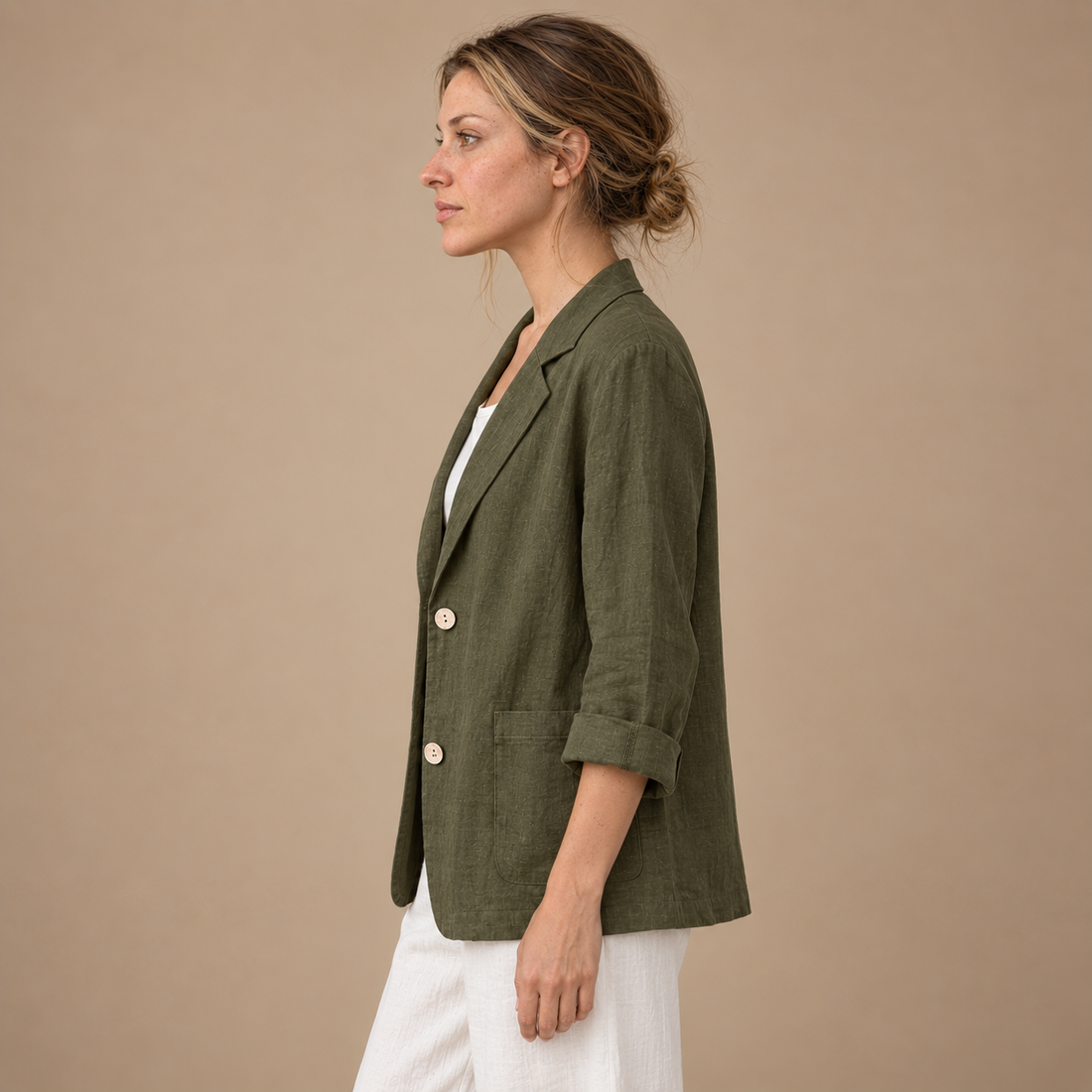 Løstsiddende blazer til dame med opsmøgede ærmer