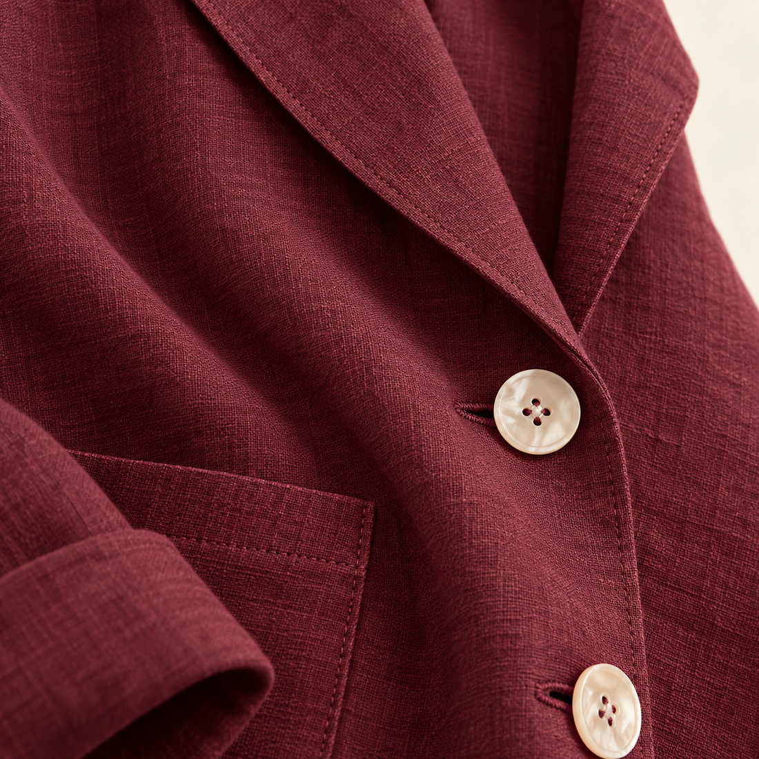 Løstsiddende blazer til dame med opsmøgede ærmer