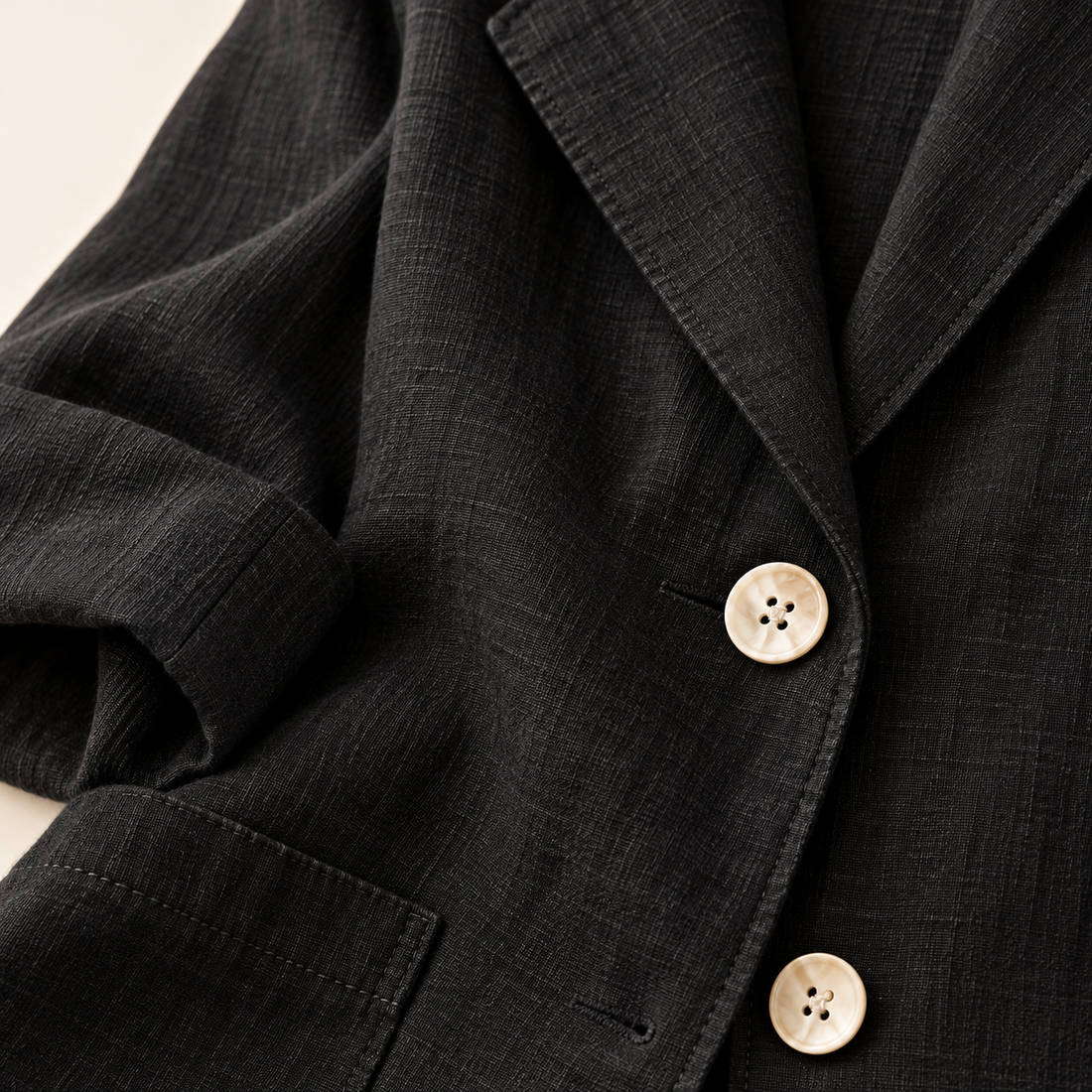 Løstsiddende blazer til dame med opsmøgede ærmer