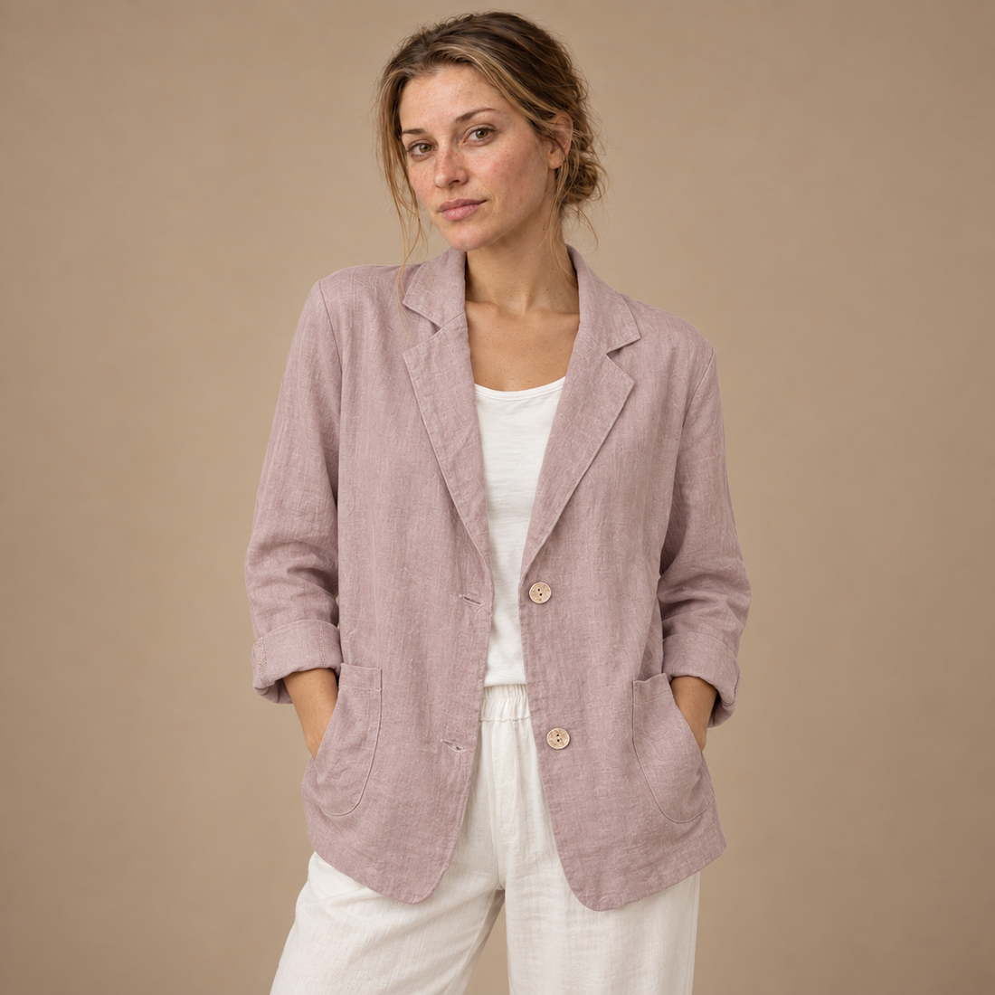 Løstsiddende blazer til dame med opsmøgede ærmer