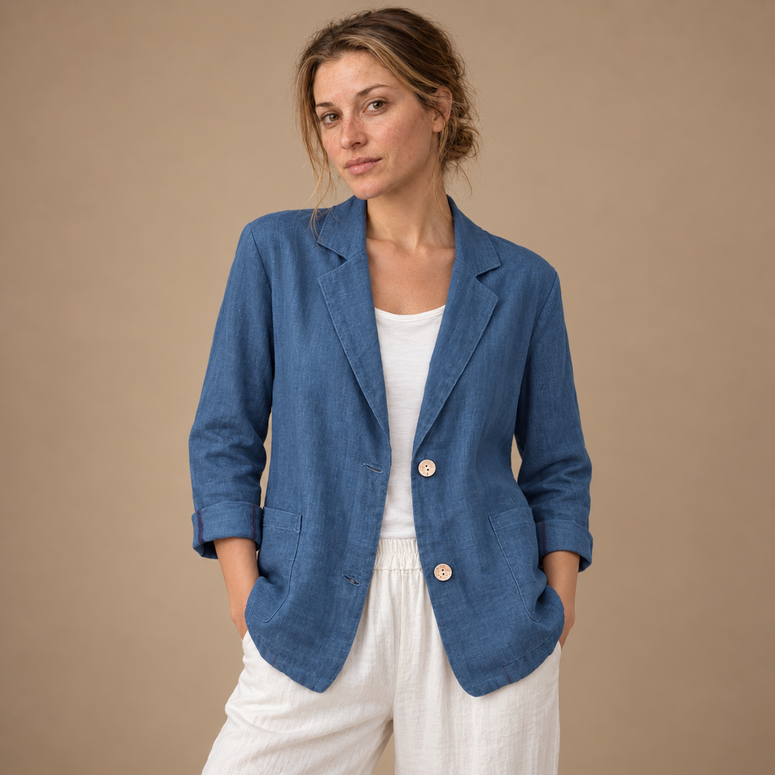 Løstsiddende blazer til dame med opsmøgede ærmer