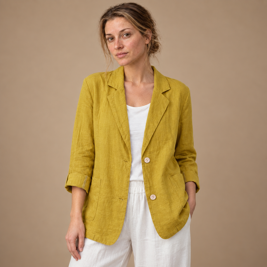 Løstsiddende blazer til dame med opsmøgede ærmer