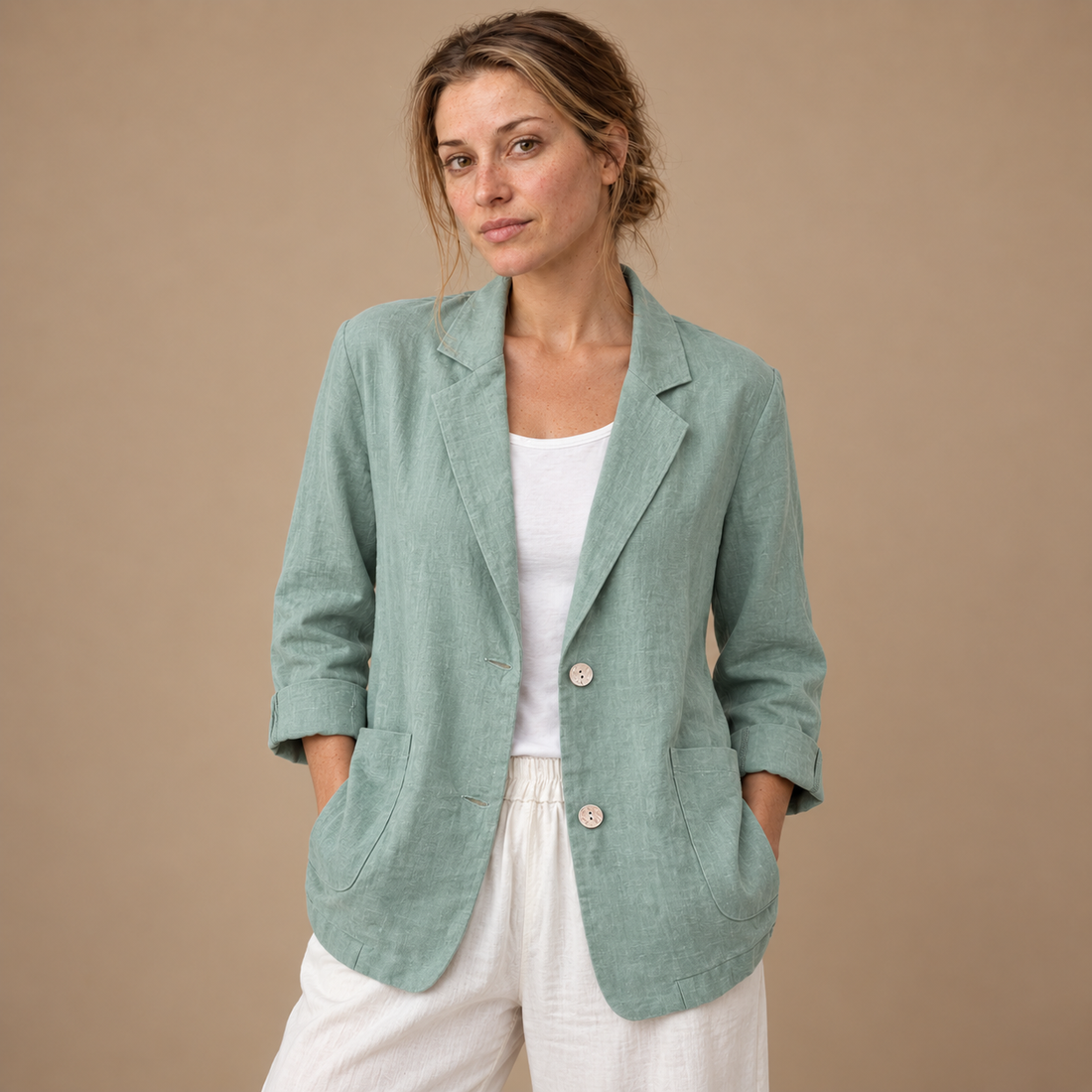 Løstsiddende blazer til dame med opsmøgede ærmer