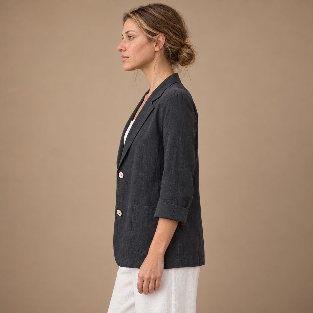 Løstsiddende blazer til dame med opsmøgede ærmer
