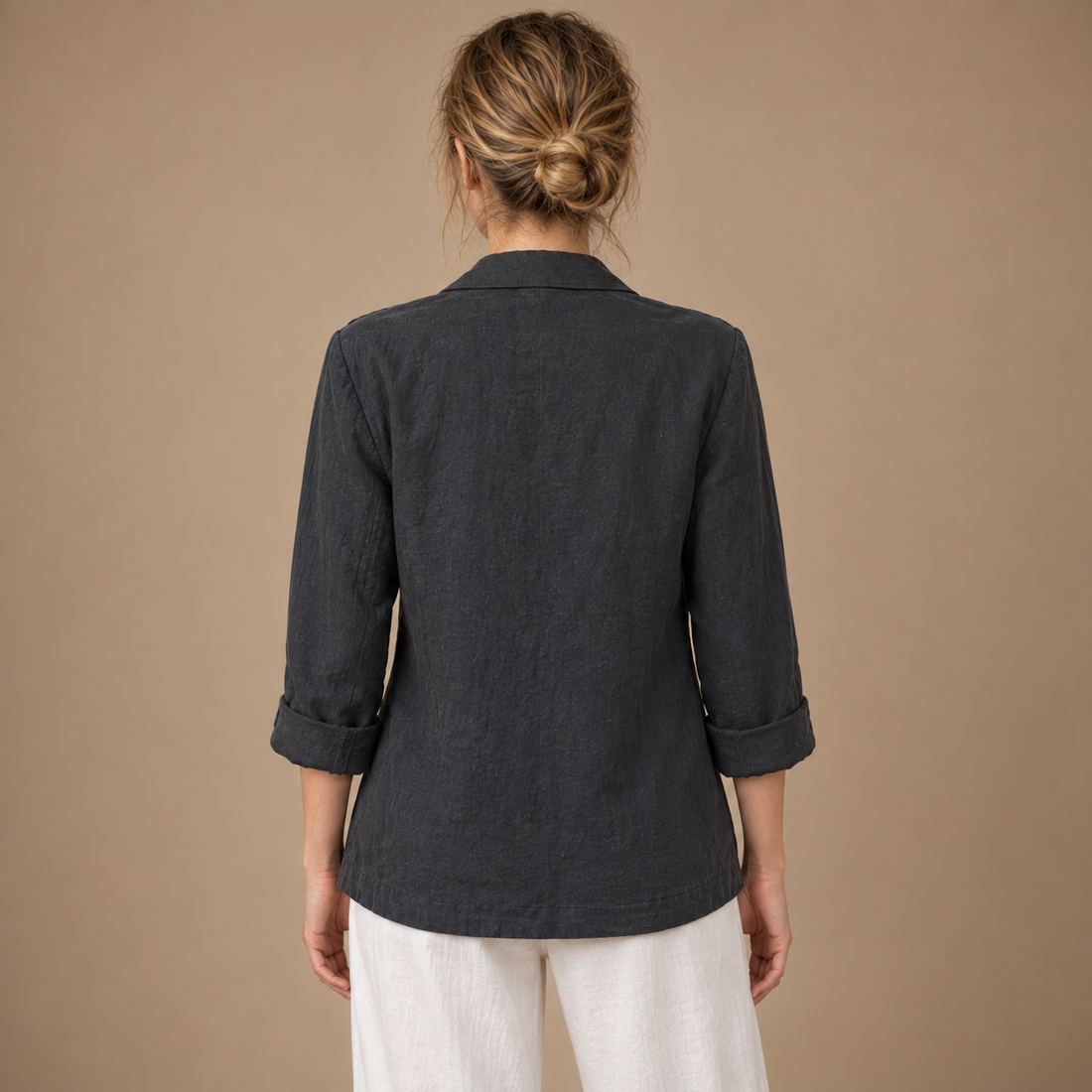 Løstsiddende blazer til dame med opsmøgede ærmer