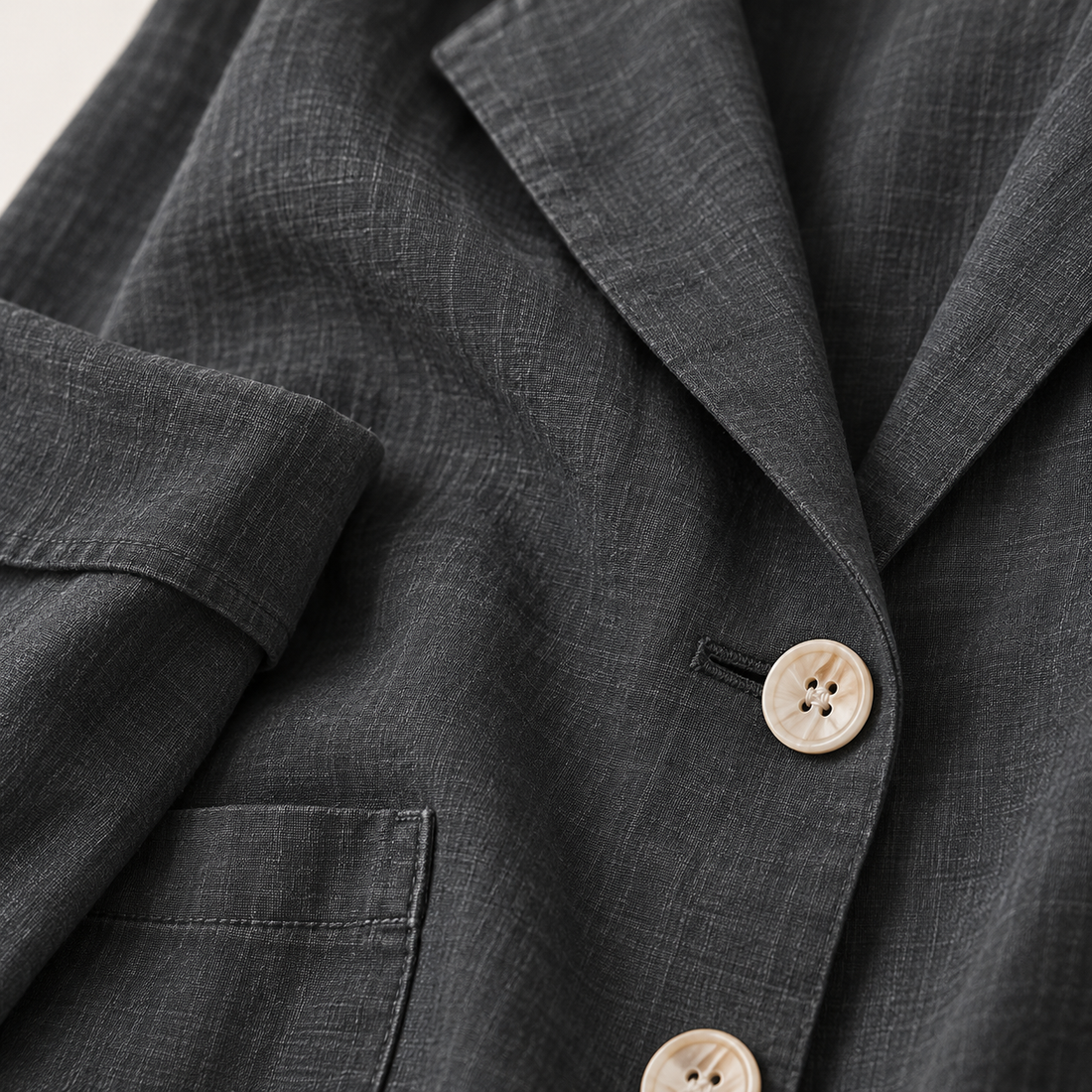 Løstsiddende blazer til dame med opsmøgede ærmer
