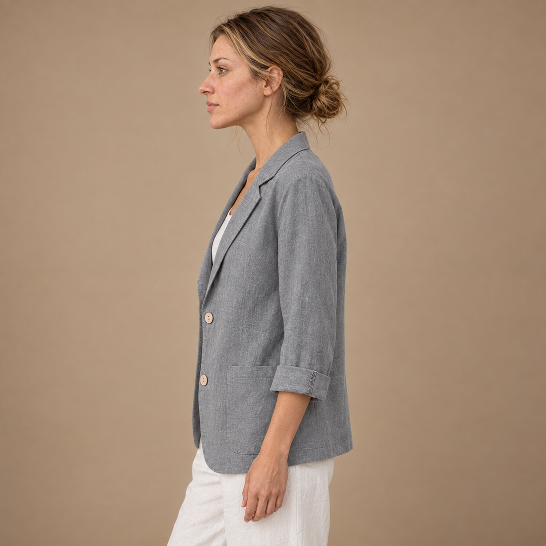 Løstsiddende blazer til dame med opsmøgede ærmer