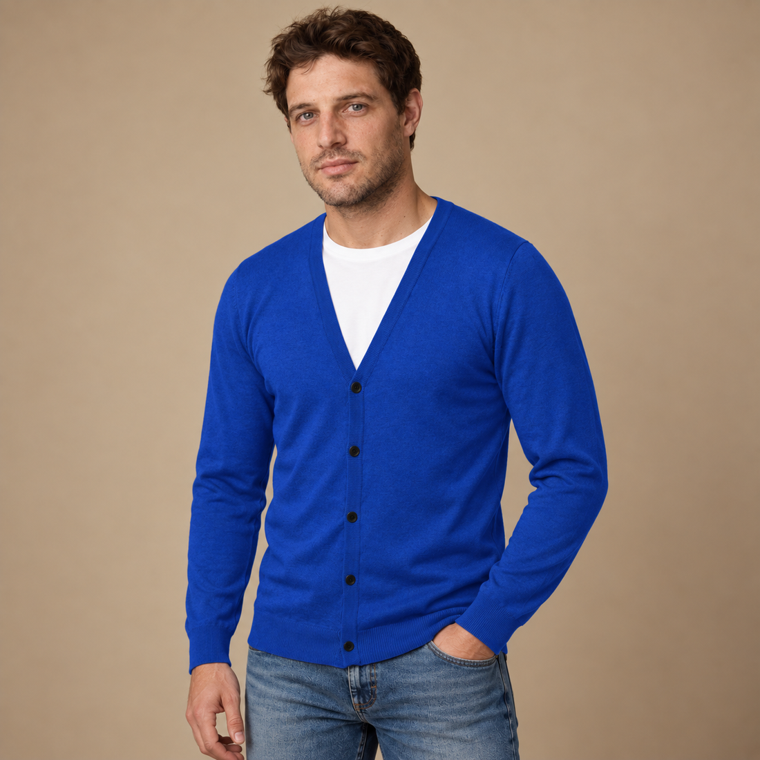 Finstrikket herrecardigan med V-hals og knapper