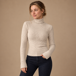 Ribstrikket rullekravesweater til dame med smal pasform