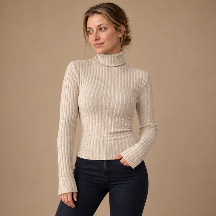 Ribstrikket rullekravesweater til dame med smal pasform