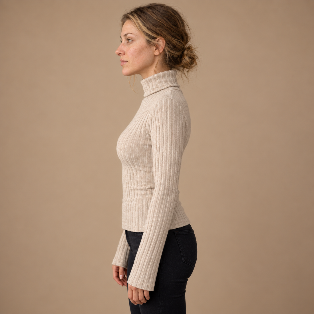 Ribstrikket rullekravesweater til dame med smal pasform