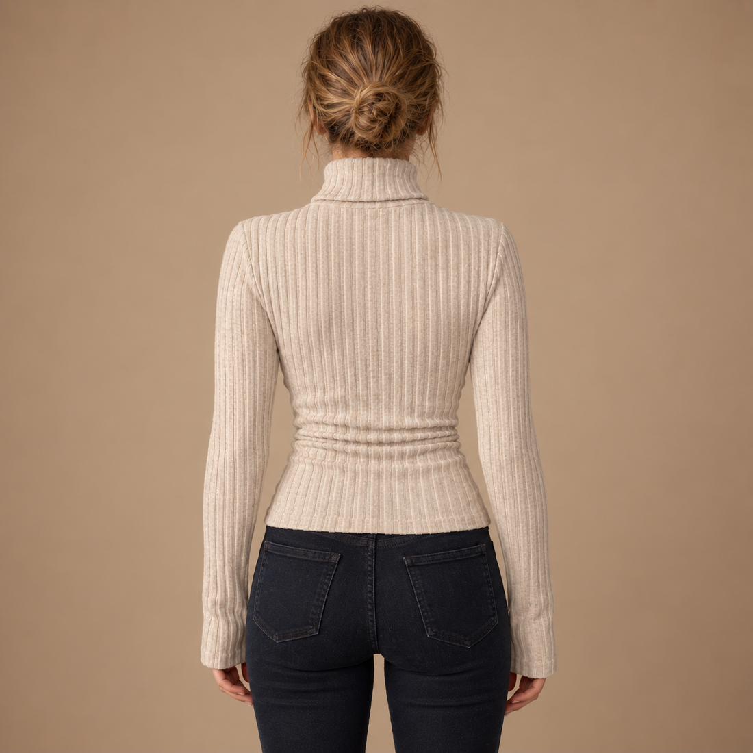 Ribstrikket rullekravesweater til dame med smal pasform