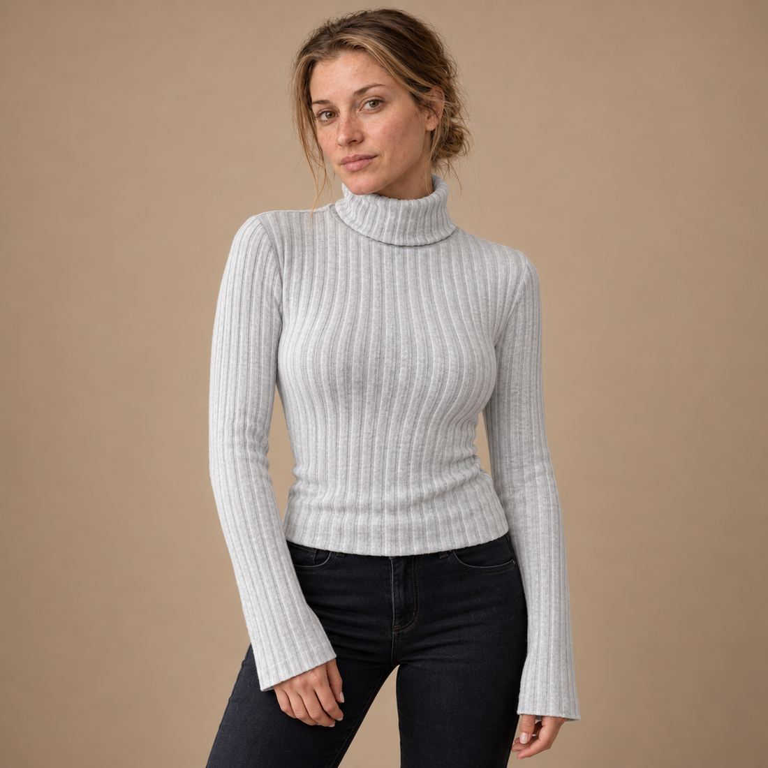 Ribstrikket rullekravesweater til dame med smal pasform
