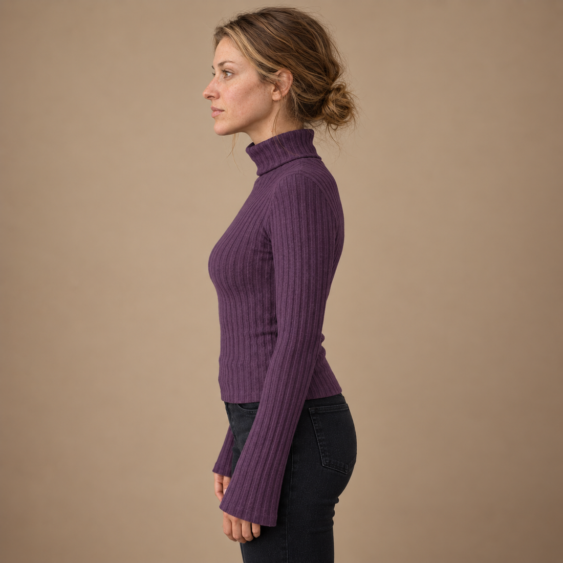 Ribstrikket rullekravesweater til dame med smal pasform