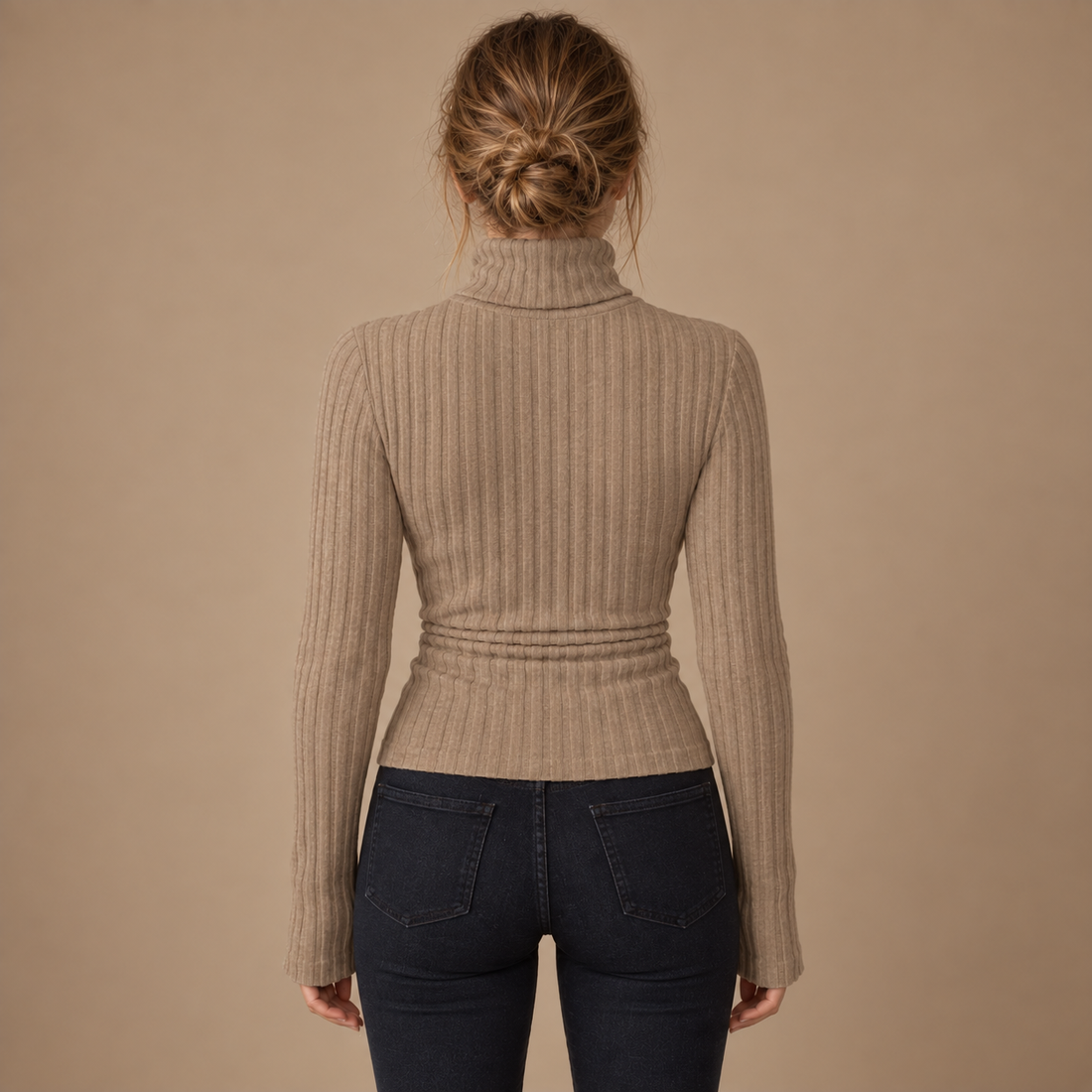 Ribstrikket rullekravesweater til dame med smal pasform