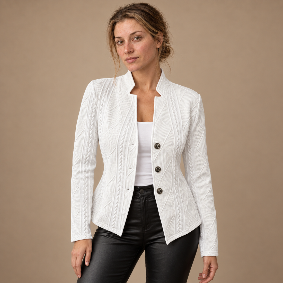 Kabelstrikket blazer til dame med høj krave