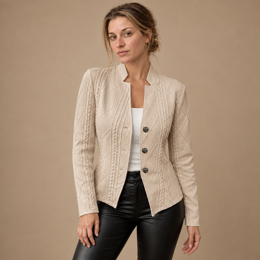 Kabelstrikket blazer til dame med høj krave