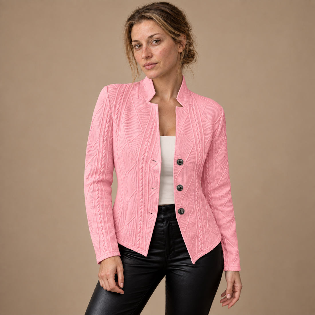 Kabelstrikket blazer til dame med høj krave