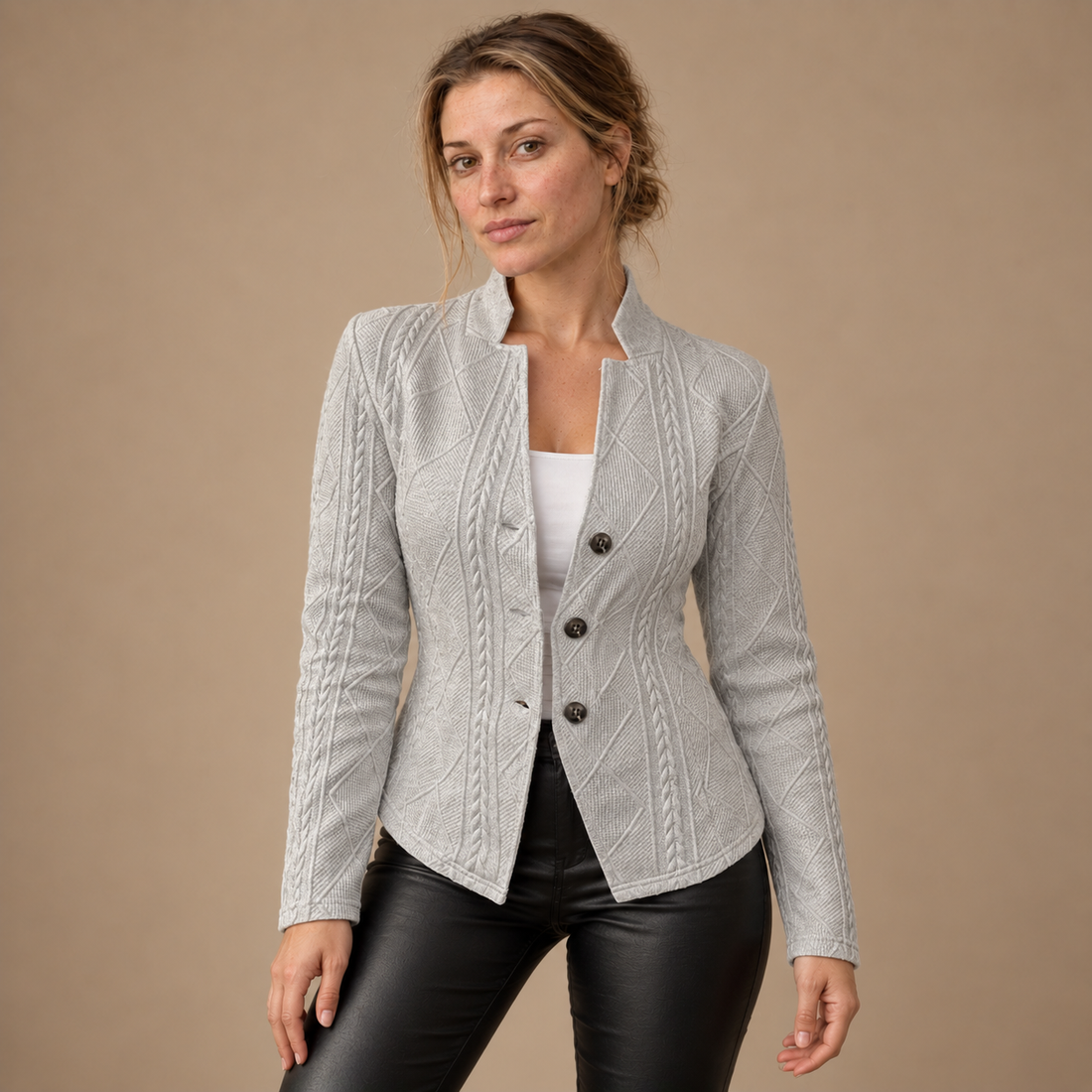 Kabelstrikket blazer til dame med høj krave