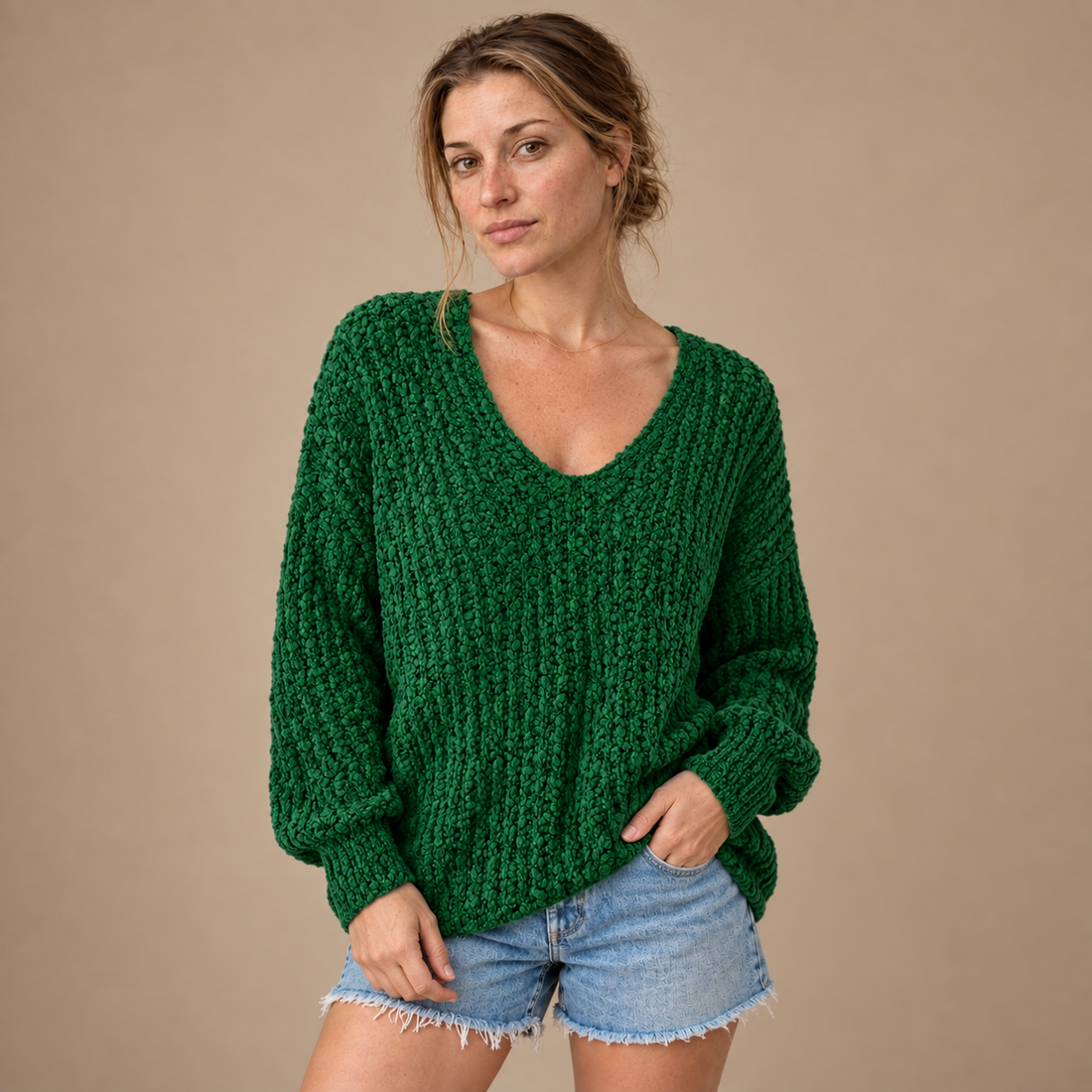 Hæklet sweater til dame med dyb V-hals