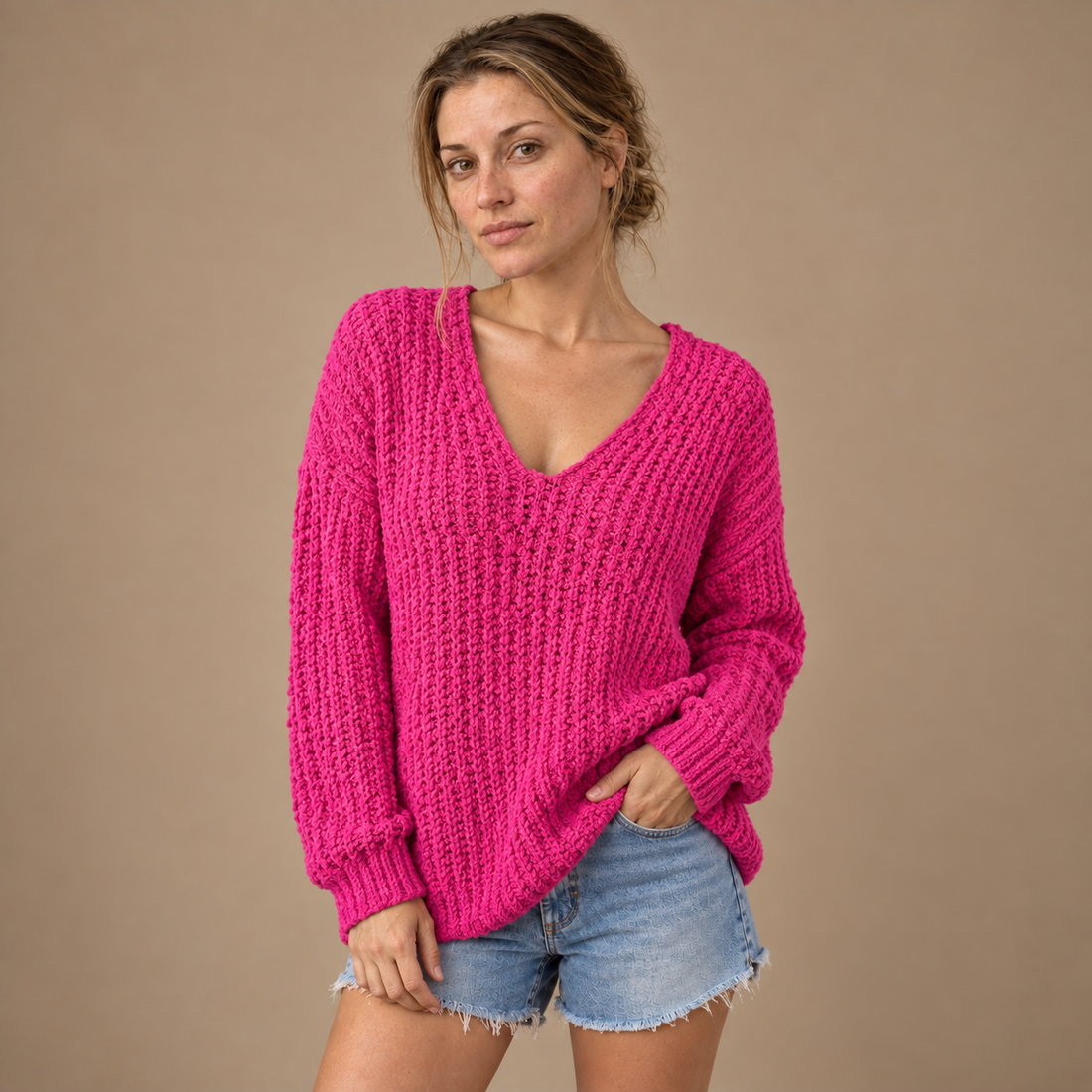 Hæklet sweater til dame med dyb V-hals