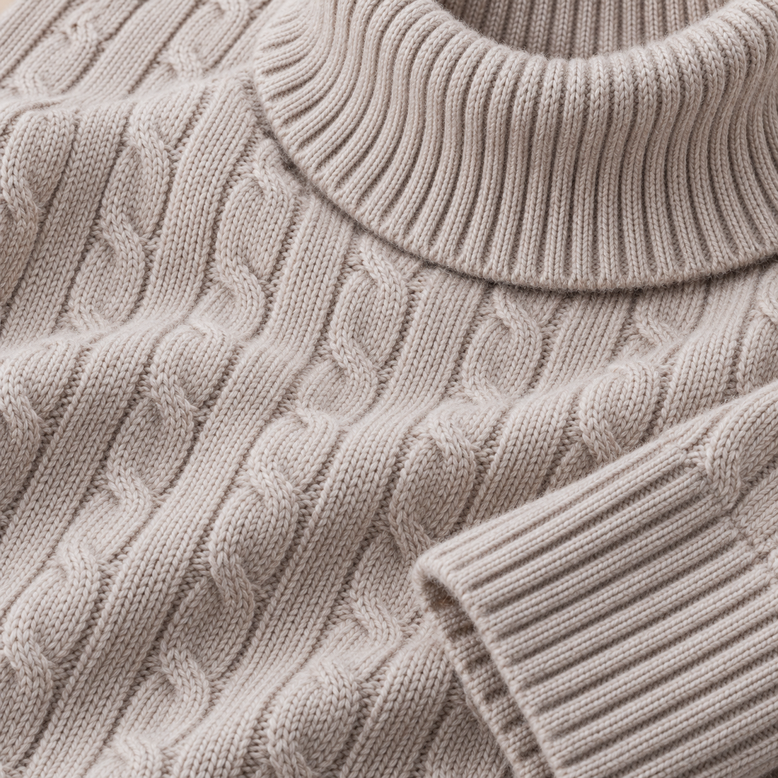 Rullekravesweater til herre i kabelstrik