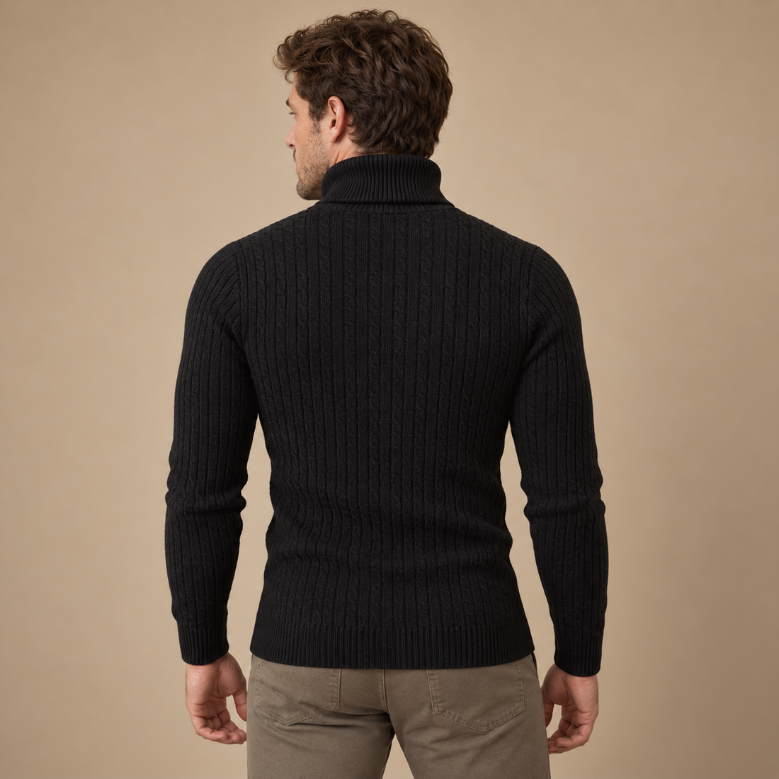 Rullekravesweater til herre i kabelstrik