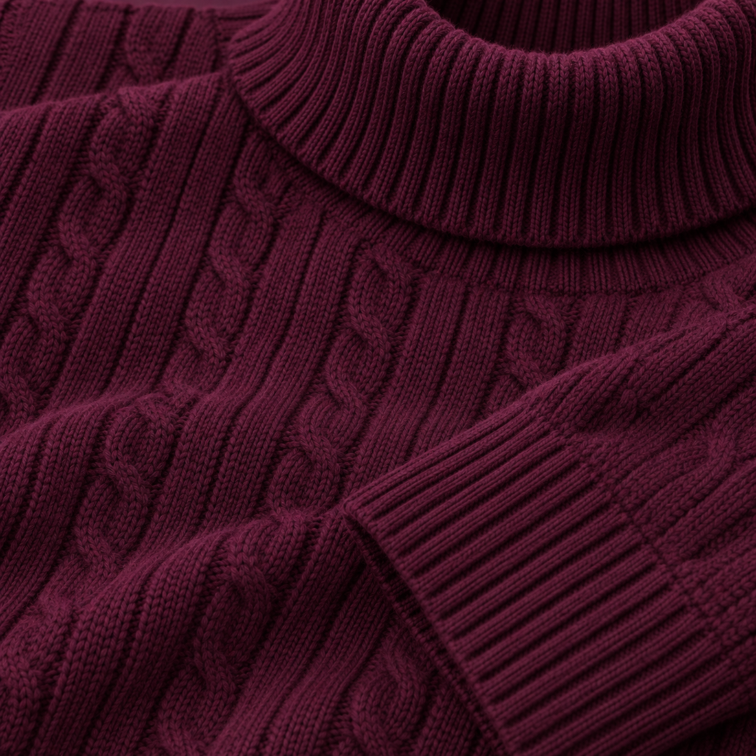 Rullekravesweater til herre i kabelstrik