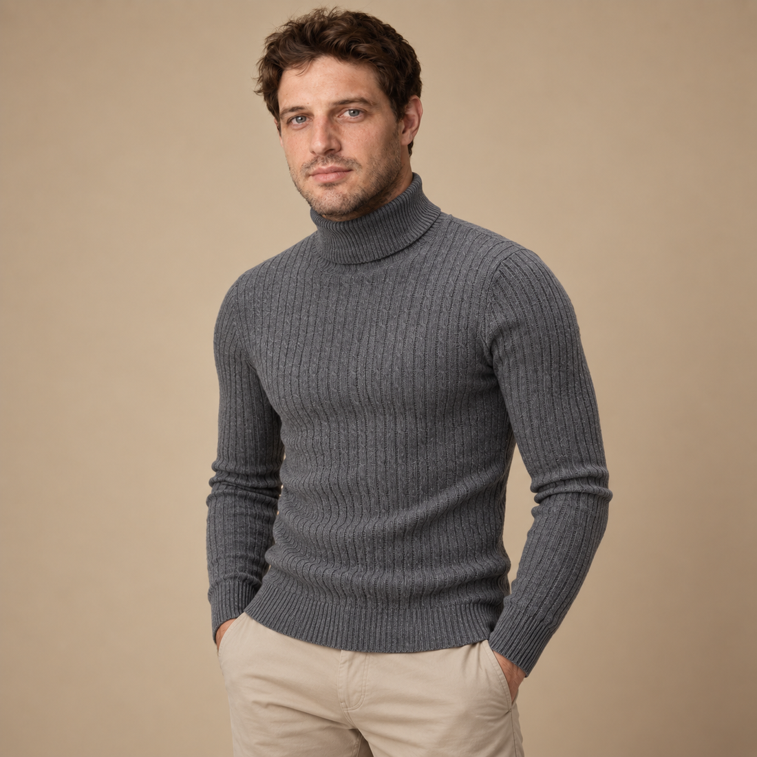 Rullekravesweater til herre i kabelstrik