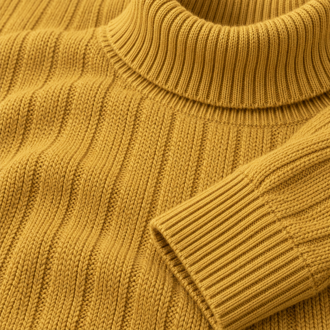 Rullekravesweater til herre i kabelstrik