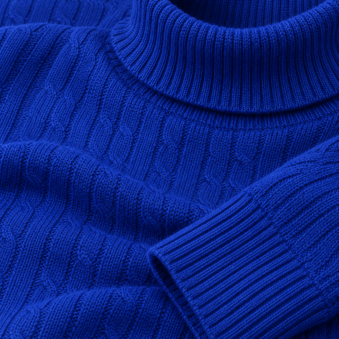 Rullekravesweater til herre i kabelstrik