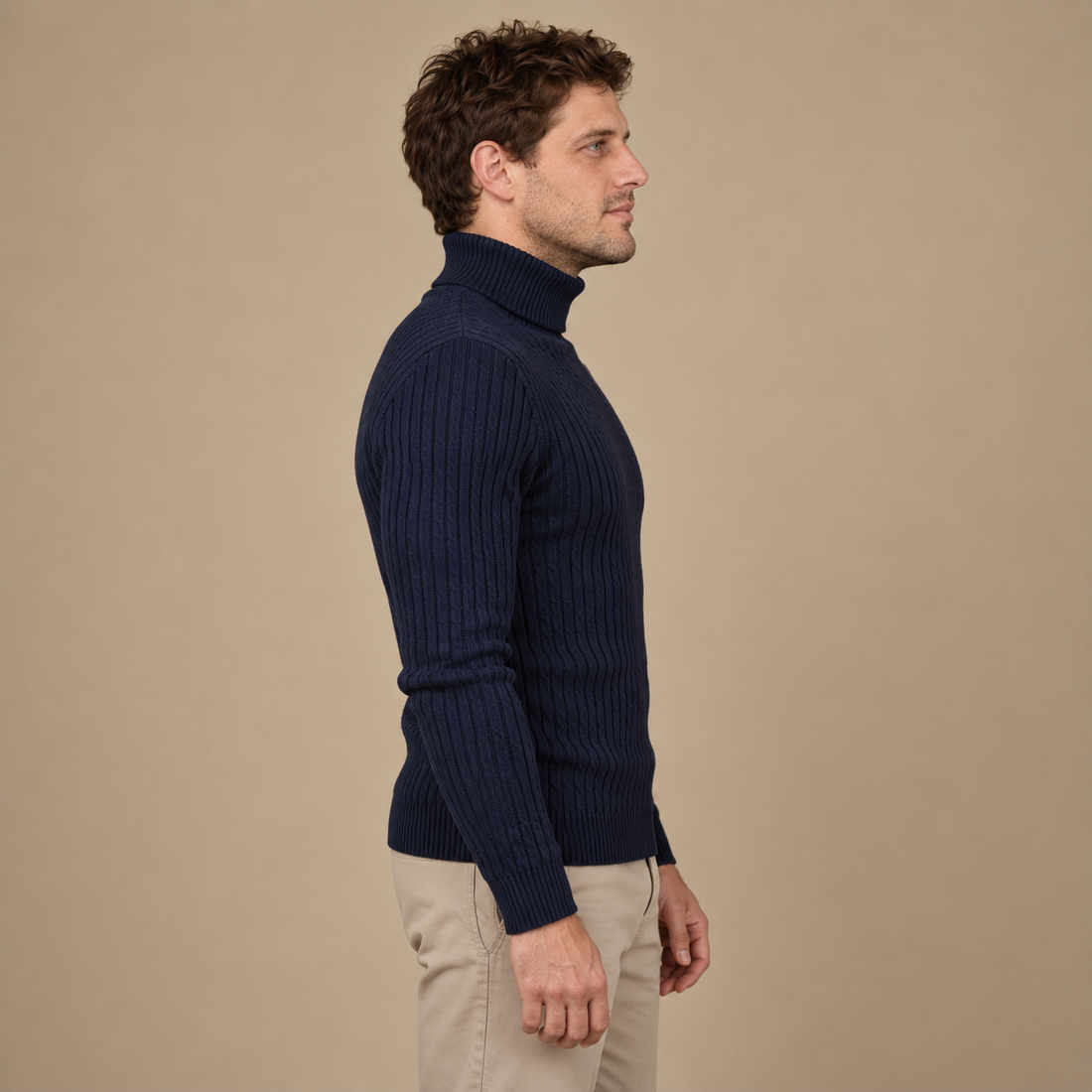 Rullekravesweater til herre i kabelstrik