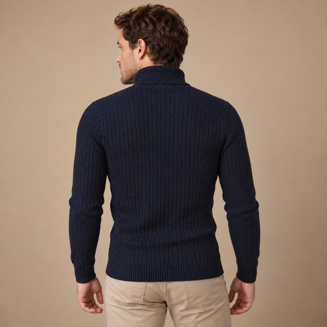 Rullekravesweater til herre i kabelstrik