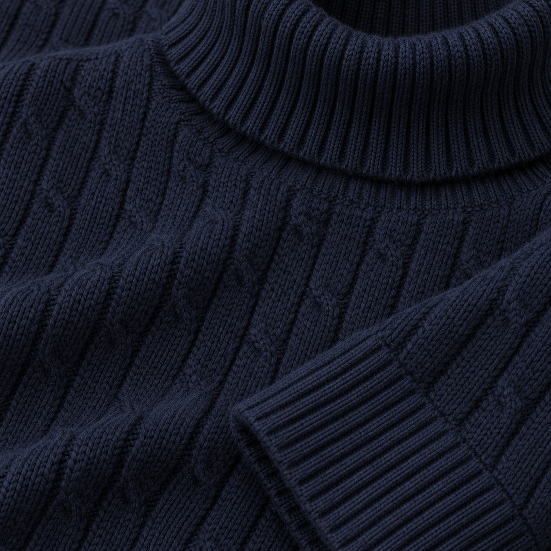 Rullekravesweater til herre i kabelstrik