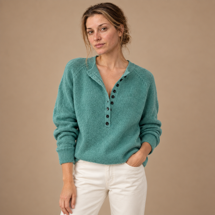 Strikket sweater til dame med V-hals og knapper