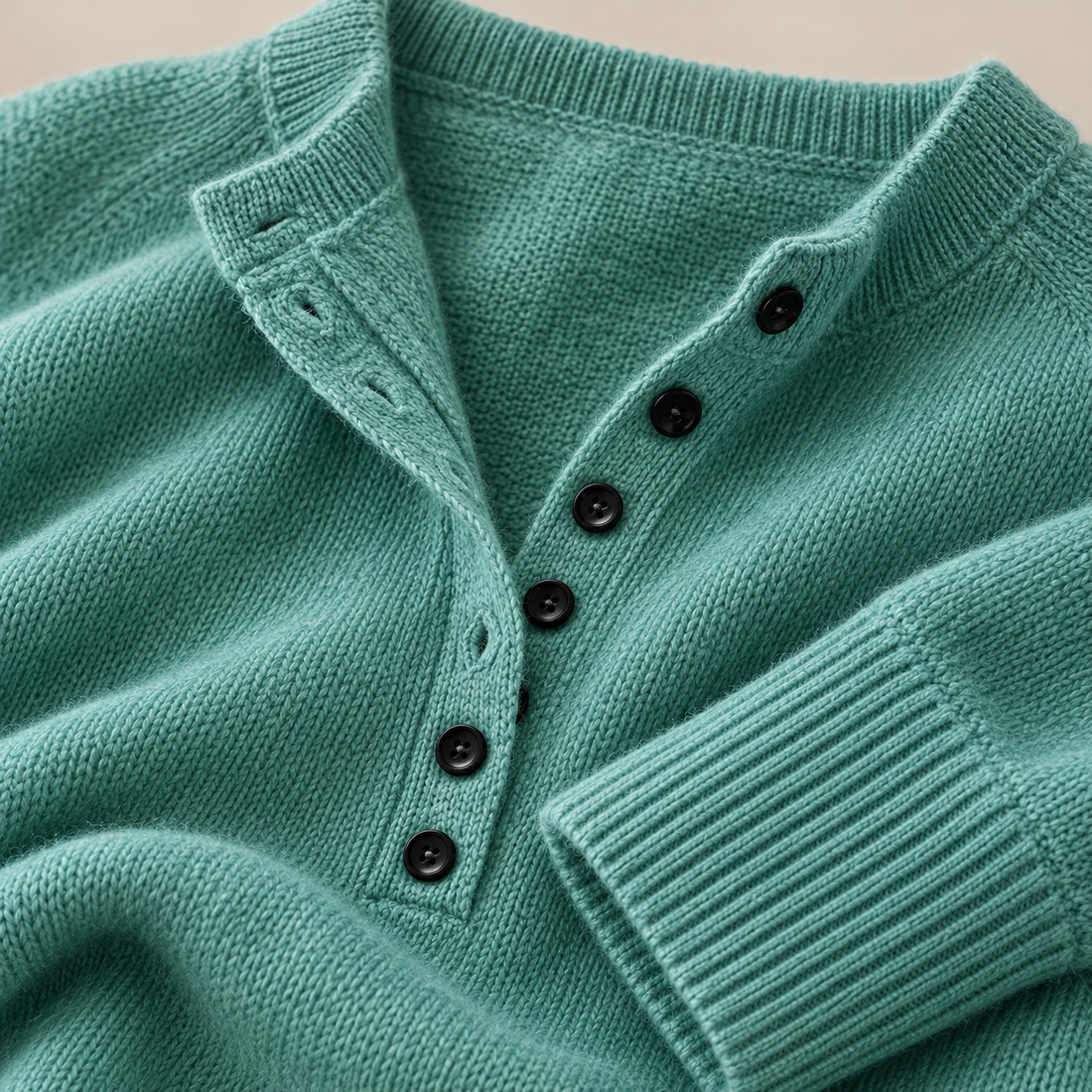 Strikket sweater til dame med V-hals og knapper