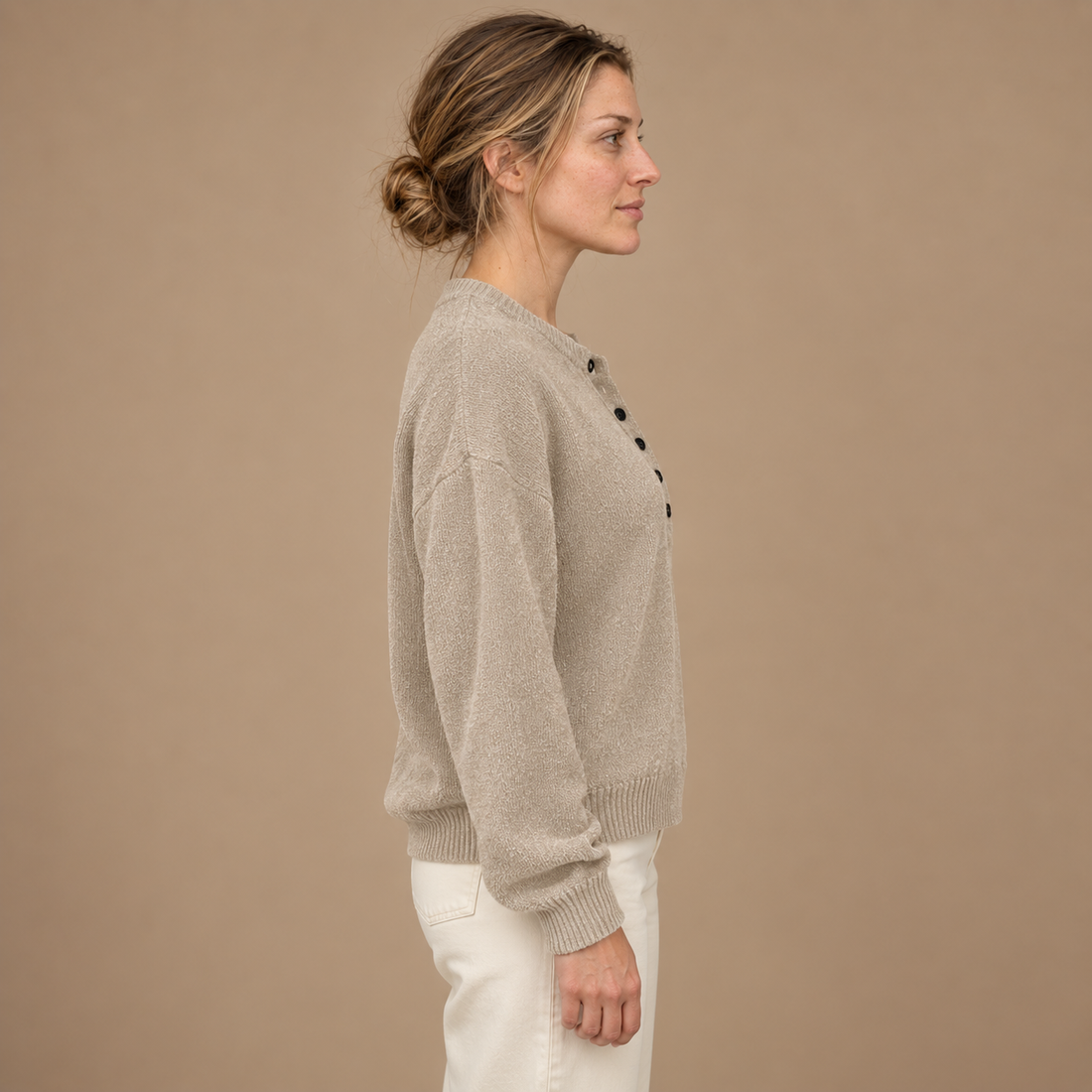 Strikket sweater til dame med V-hals og knapper