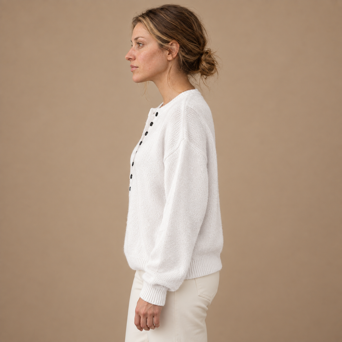 Strikket sweater til dame med V-hals og knapper