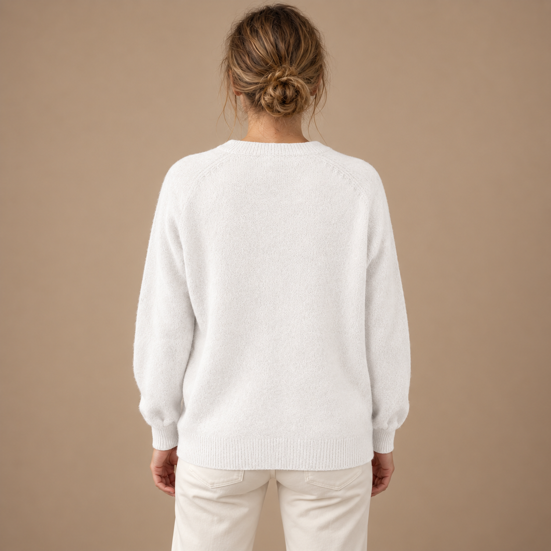 Strikket sweater til dame med V-hals og knapper
