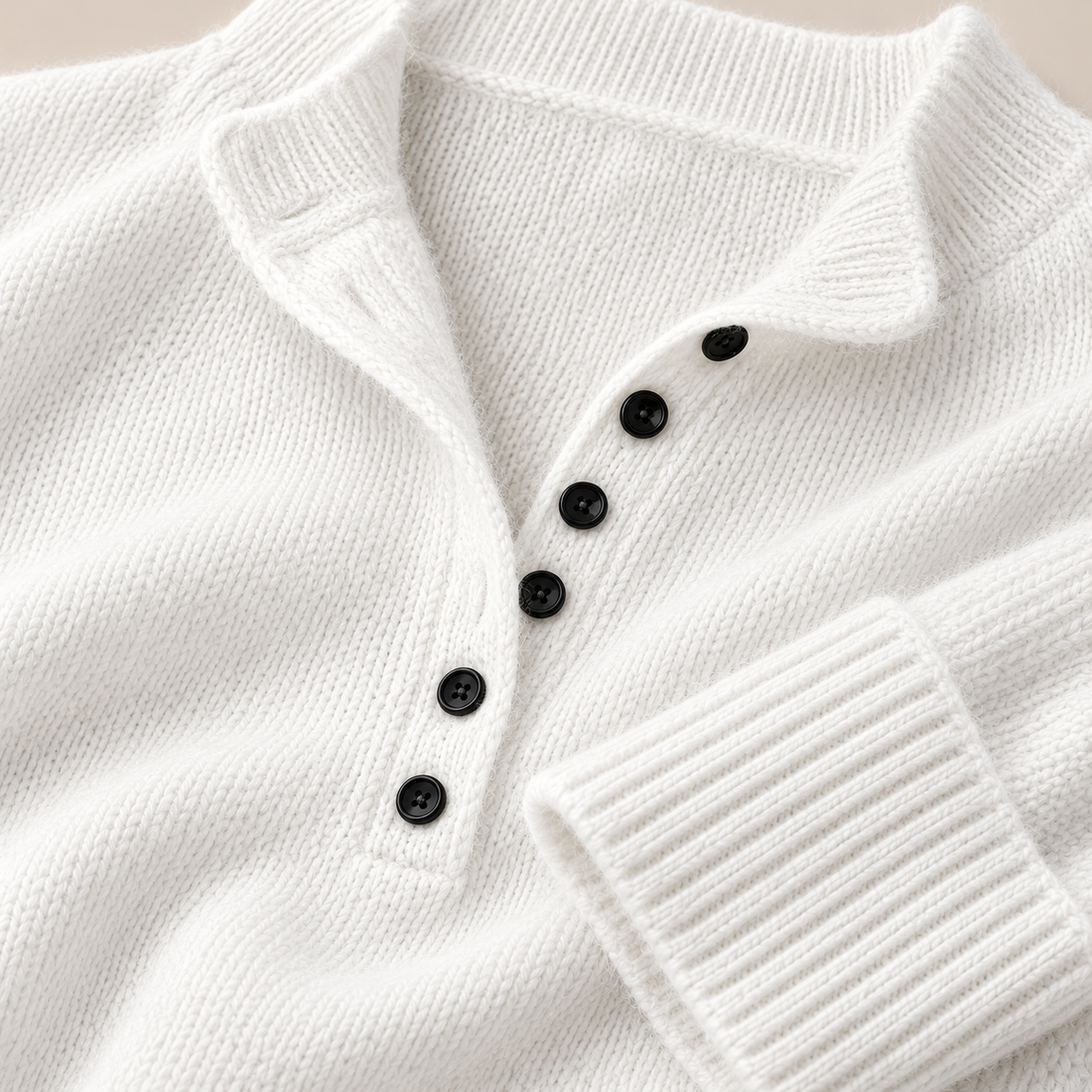 Strikket sweater til dame med V-hals og knapper