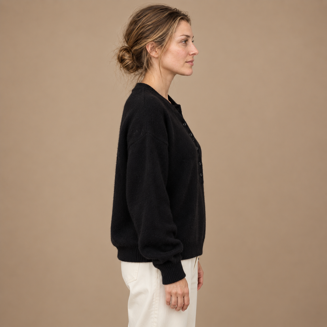 Strikket sweater til dame med V-hals og knapper