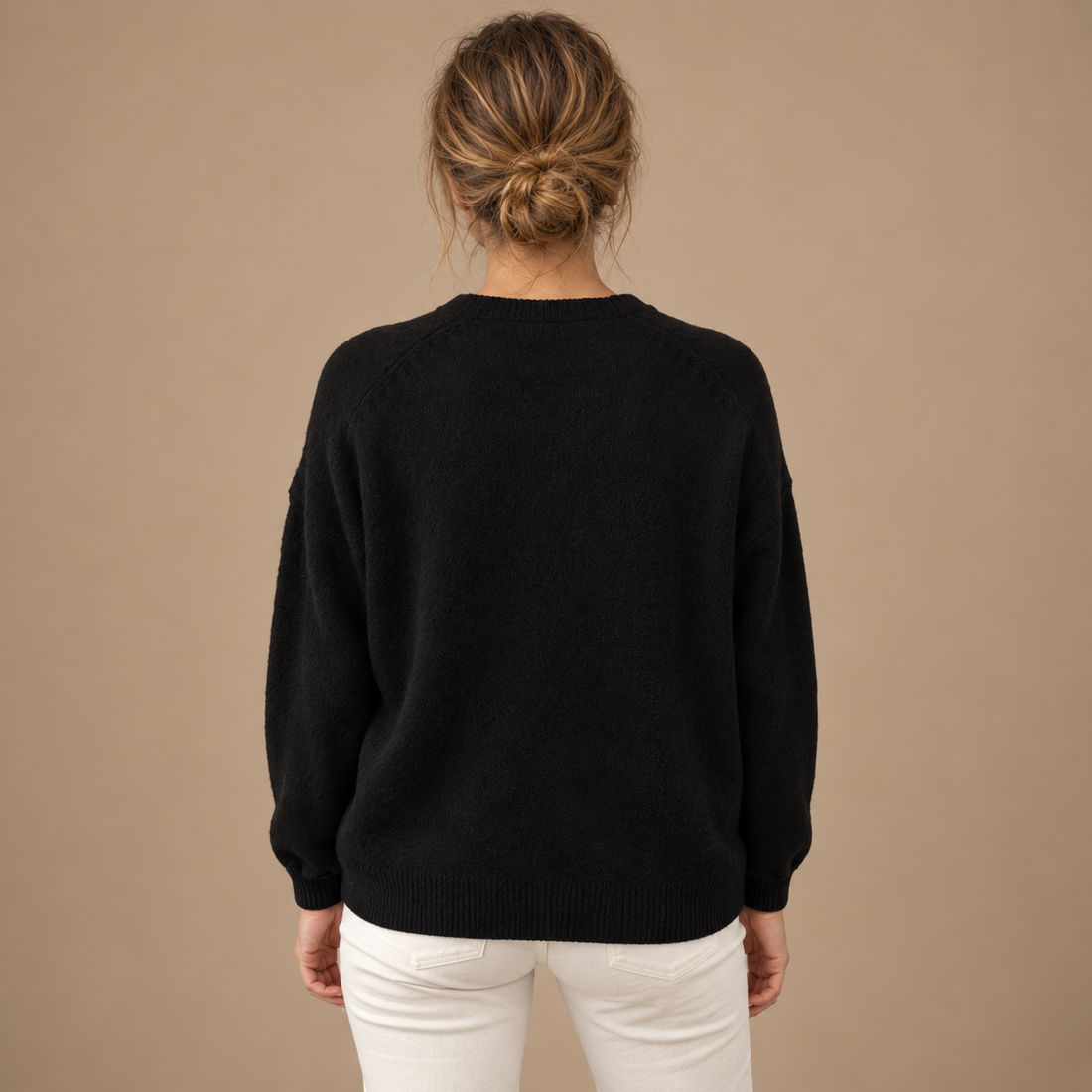 Strikket sweater til dame med V-hals og knapper