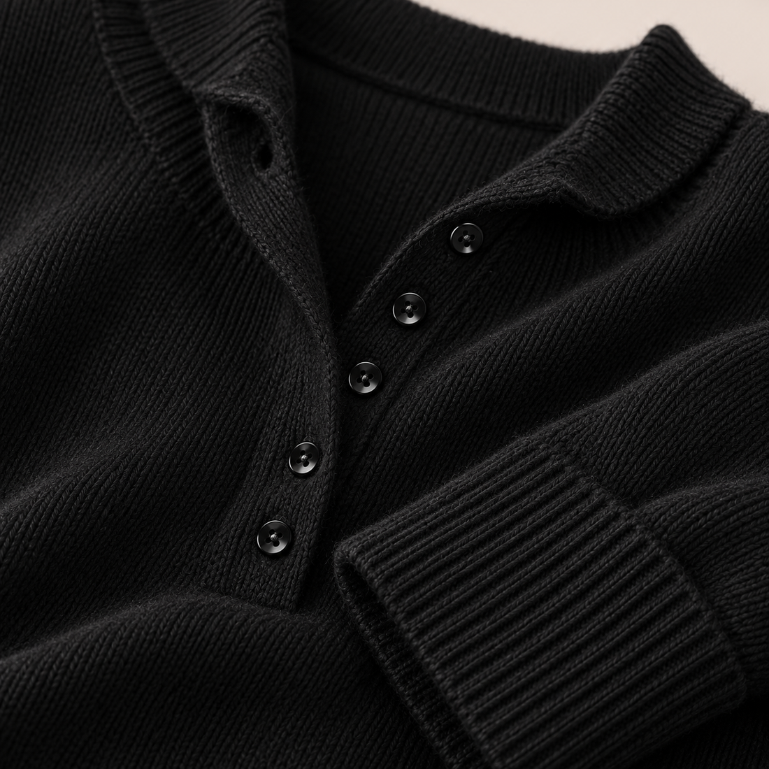 Strikket sweater til dame med V-hals og knapper