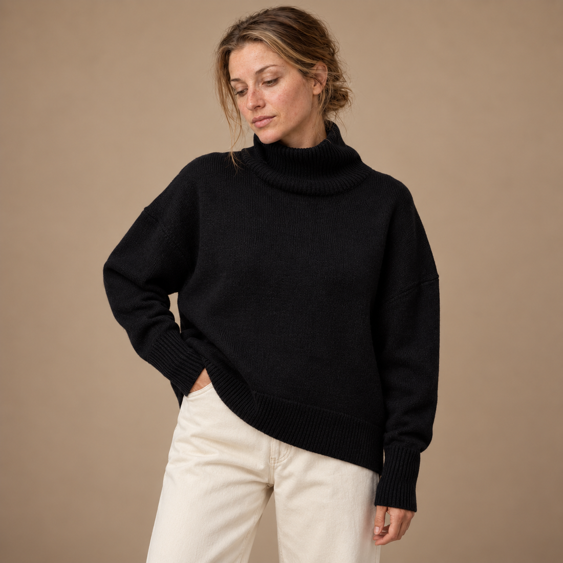 Rullekravesweater til dame med slank pasform